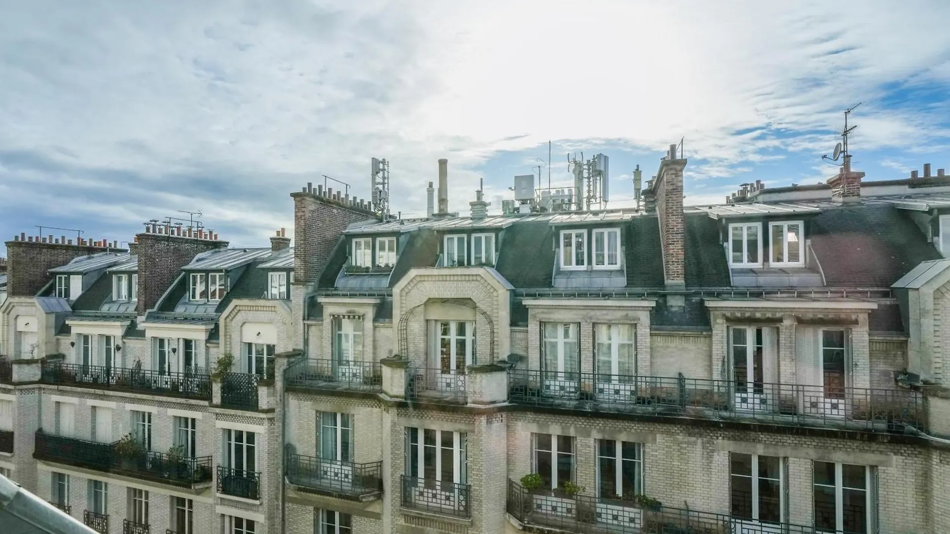 Luxe Parisien Апартаменты *